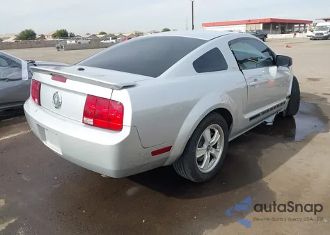 2008 Ford Mustang V6 Deluxe/V6 Premium z USA, uszkodzony, nr VIN 1ZVHT80N785152731